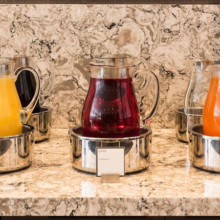 Ac Hotel By Marriott Boston Cleveland Circle Екстериор снимка