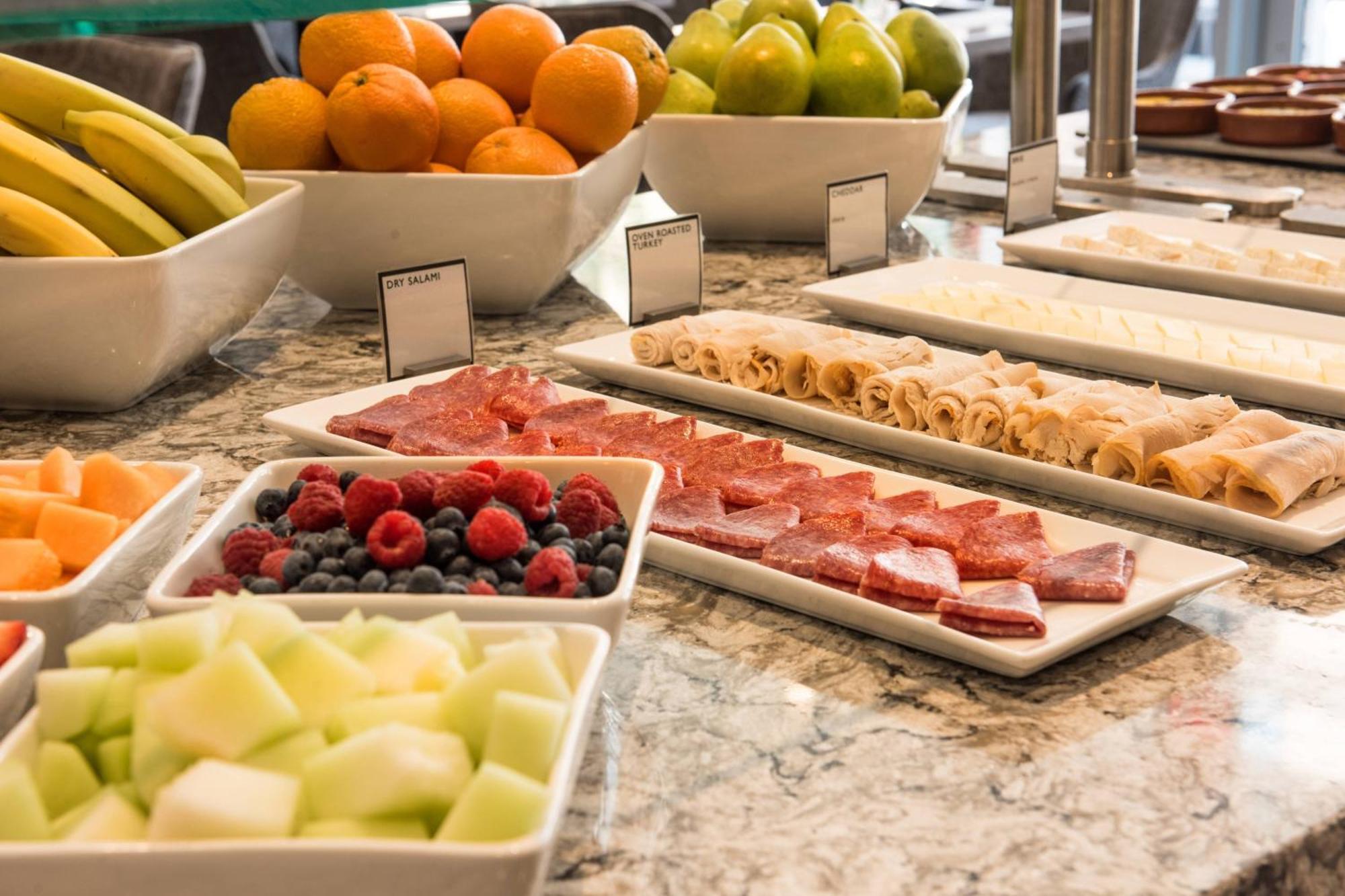 Ac Hotel By Marriott Boston Cleveland Circle Екстериор снимка