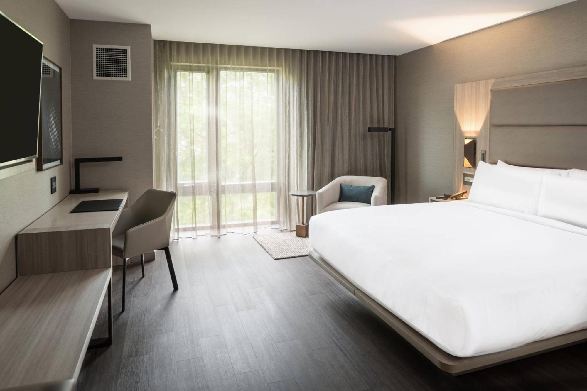 Ac Hotel By Marriott Boston Cleveland Circle Екстериор снимка