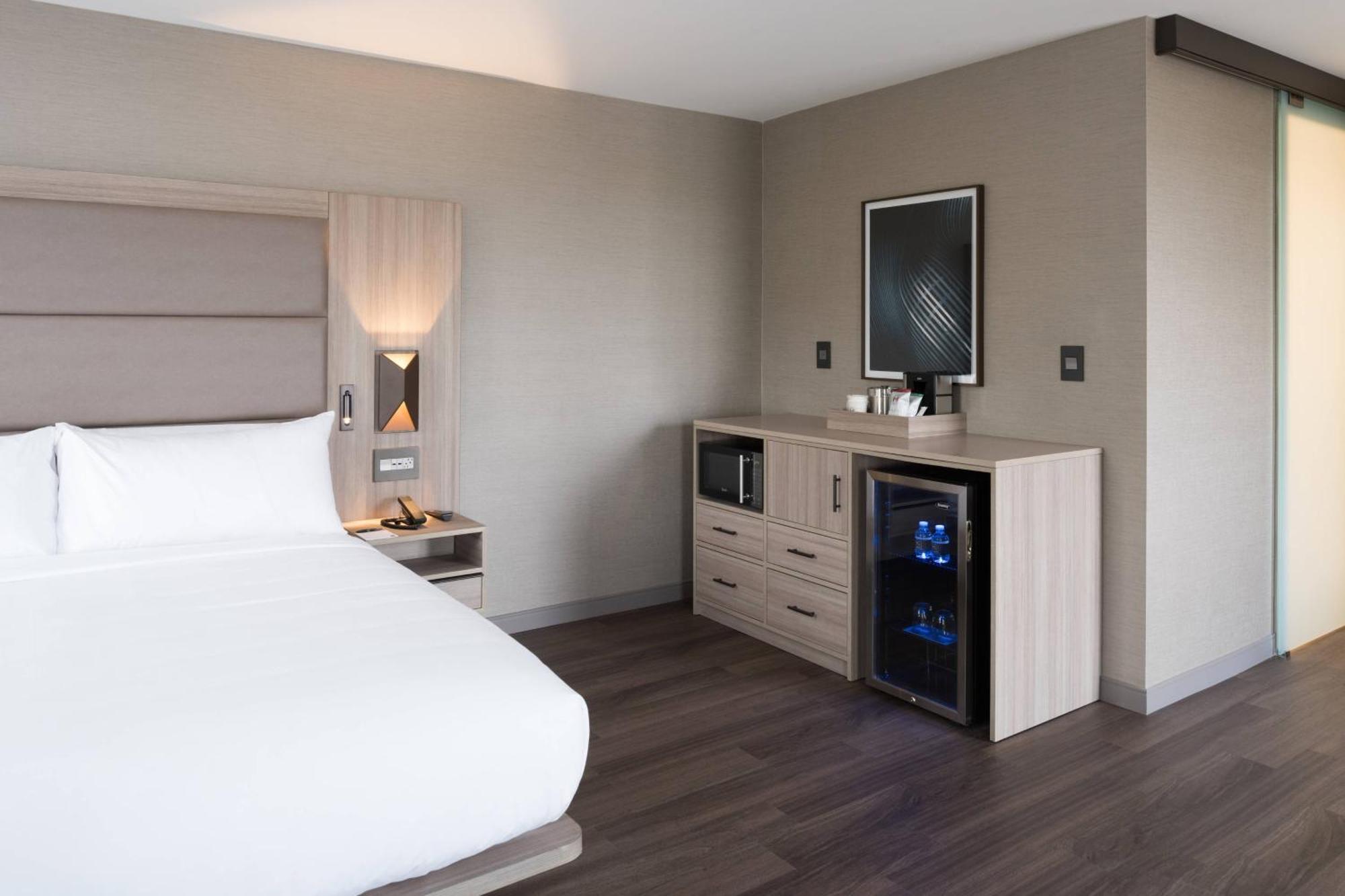 Ac Hotel By Marriott Boston Cleveland Circle Екстериор снимка