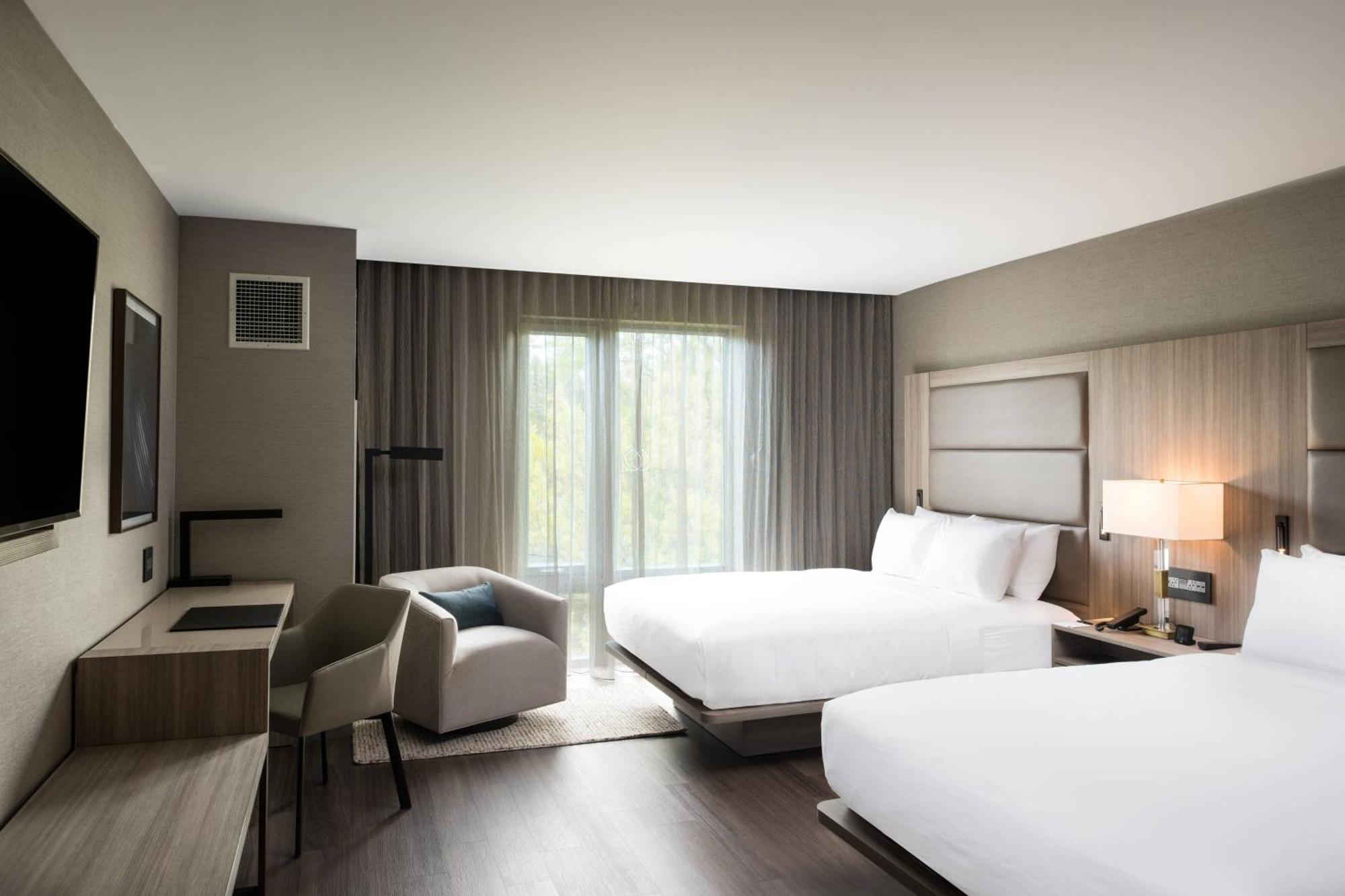 Ac Hotel By Marriott Boston Cleveland Circle Екстериор снимка