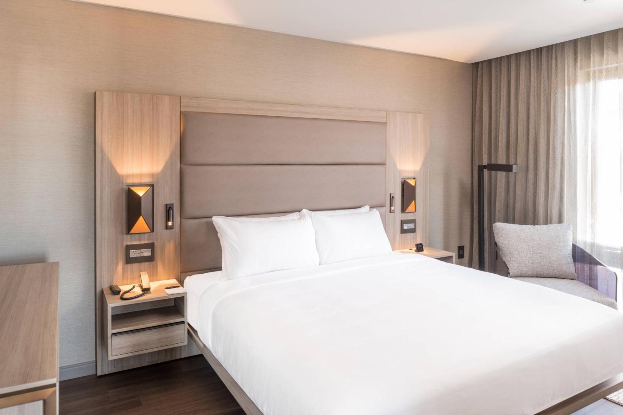 Ac Hotel By Marriott Boston Cleveland Circle Екстериор снимка