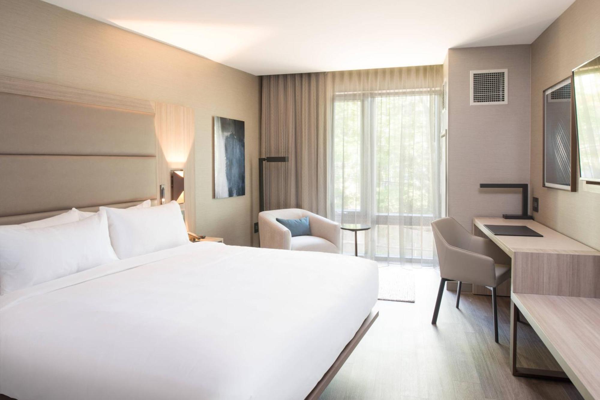 Ac Hotel By Marriott Boston Cleveland Circle Екстериор снимка